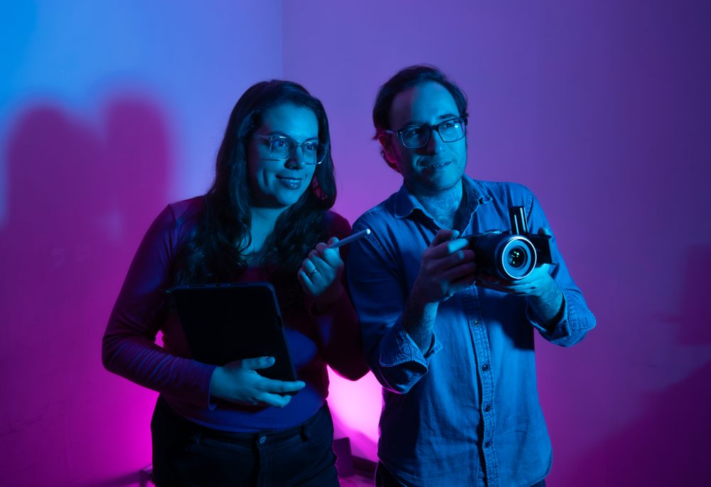 Israel y Nicole en el set de Mainded Media, con cámara y tablet