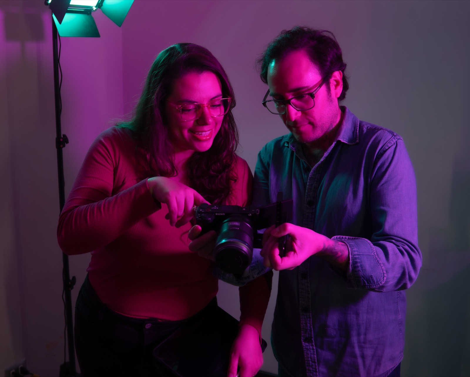 Nicole e Israel revisando juntos una toma en la pantalla de la cámara